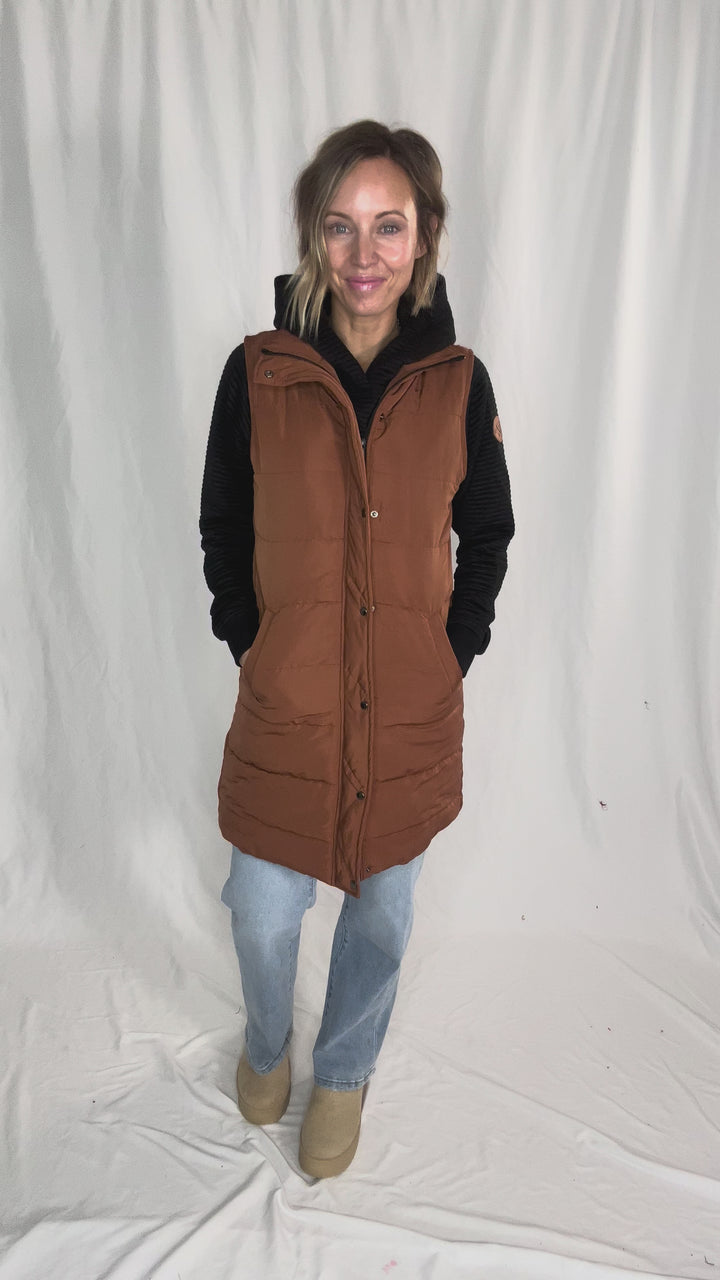 MICHELLE MAE Harlow Cling-Free Longline Vest- CINNAMON